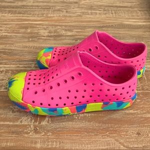 Native Jefferson shoes size J1 multicolored good condition.